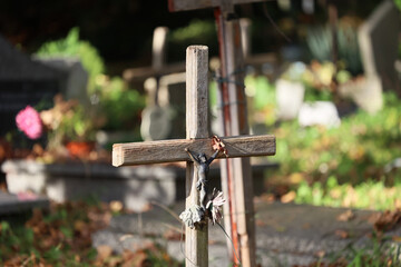 Drewniany krucyfiks na zapomnianym grobie. - obrazy, fototapety, plakaty