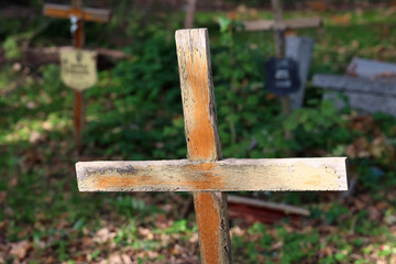 Drewniany krucyfiks na zapomnianym grobie.