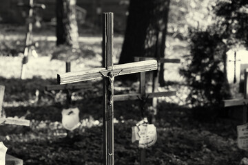 Drewniany krucyfiks na zapomnianym grobie.  - obrazy, fototapety, plakaty