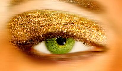 grünes Auge mit Lidschatten