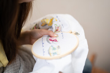 刺繍をする女性の手元