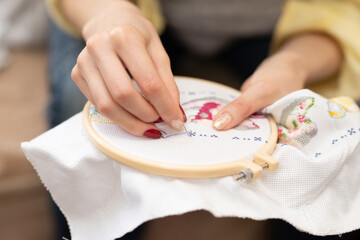 刺繍をする女性の手元