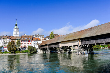Fototapeta premium Olten, Stadt, Stadtturm, Aare, Fluss, Alte Brücke, Holzbrücke, Altstadt, Aareufer, historische Häuser, Bahnhof, Herbst, Herbstsonne, Solothurn, Schweiz
