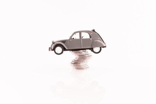 V&eacute;hicule miniature ancien Citro&euml;n 2 CV avec des pi&egrave;ces de monnaie.	