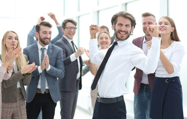 Obraz premium happy young businessman on business team background.