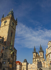 Fototapeta na wymiar Tour de l'Hôtel de ville et Église de Notre-Dame de Týn, Prague, République Tchèque