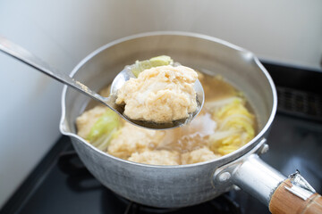 家事・料理　鶏団子と春雨のスープ