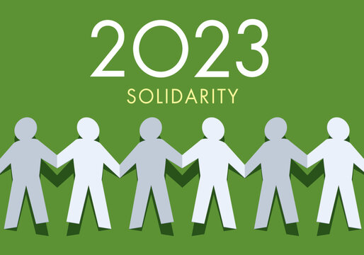 Une origami qui représente un groupe de personnes qui se donnent la main en signe de solidarité pour l’année 2023.