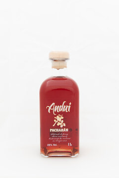 Jerez de la Frontera, C&aacute;diz, Espa&ntilde;a, 10 de octubre de 2022.Pacharan Andui botella de 1 litro, aislada en blanco