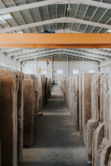 Fábrica de mármol. Industria de la piedra. Maquinaria, bloques, almacén para el trabajo de la piedra. 