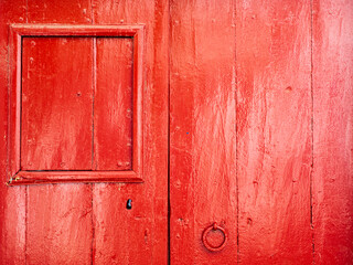Fototapeta na wymiar Puerta de madera de color rojo
