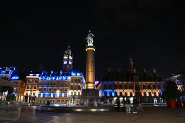 Obraz premium Lille, France: Main square or Grand Place at night. Historical buildings in city centre. Fountain, column and memorial. 