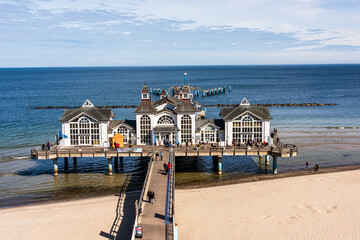 Insel Rügen Ostseebad Sellin die berühmte Seebrücke von Sellin im Winter bei herrlichem Sonneschein und excellenter Fernsicht über die Ostsee