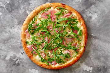 Pinoli pizza with cheese cream sauce, prosciutto, gorgonzola, pears, pine nuts and arugula