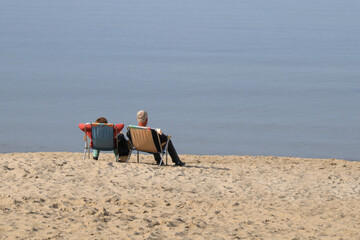 Rentner genießen ihren Ruhestand am Strand