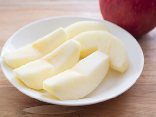 皮をむいてカットした新鮮な林檎