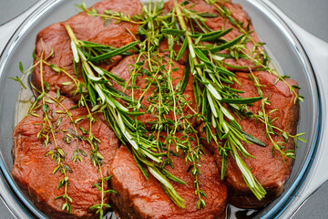 Ein Filet Steak mit Kräutern und Gewürzen