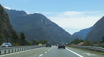 Circulation sur un autoroute de montagne	