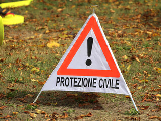 triangle with exclamation mark and text in Italian which means CIVIL PROTECTION