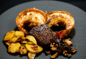 Surf and Turf Langustenschwänze und Rinderfilet mit Bratkartoffeln und Waldpilzen