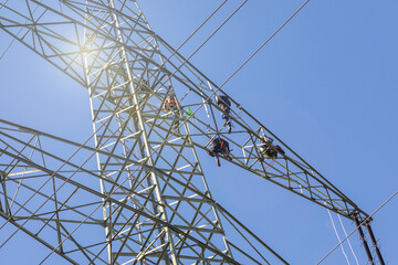 Arbeiten an einem Strommast in großer Höhe