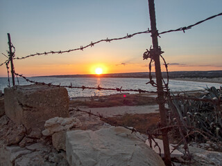 al di l&agrave; del filo spinato
