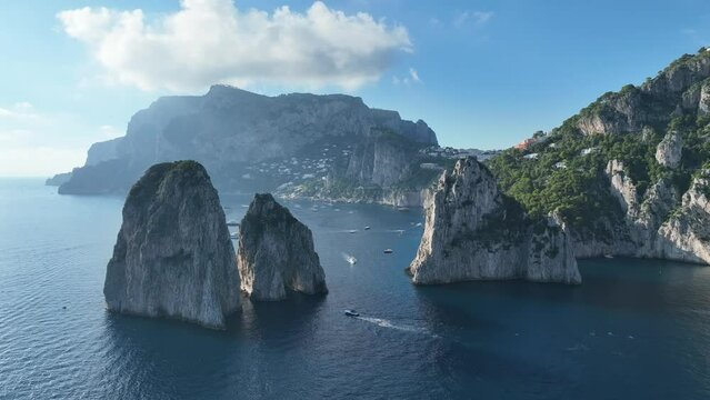 Tramonto sull'isola di Capri. il sole illumina i faraglioni.
I famosi faraglioni dell'isola pi&ugrave; esclusiva e visitata al mondo.