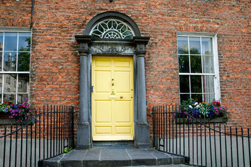Colorful georgian doors in Dublin, Ireland. Historic doors in different colors painted as protest against English King George legal reign over the city of Dublin in Ireland - obrazy, fototapety, plakaty