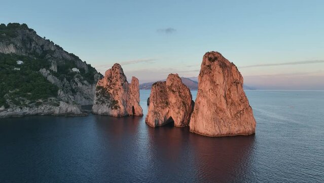 Tramonto sull'isola di Capri. il sole illumina i faraglioni.
I famosi faraglioni dell'isola pi&ugrave; esclusiva e visitata al mondo.