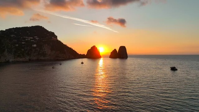 Alba sull'isola di Capri. il sole spunta tra i faraglioni.
Veduta aerea in una mattina d'estate.