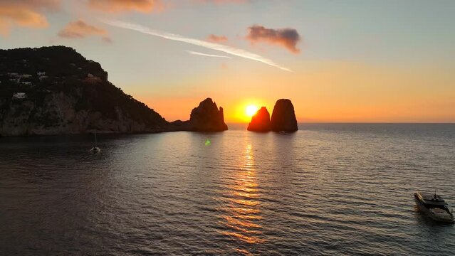 Alba sull'isola di Capri. il sole spunta tra i faraglioni.
Veduta aerea in una mattina d'estate.