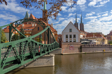 Wrocław, most Tumski  w tle zabytkowa część miasta. Pora roku jesień. - obrazy, fototapety, plakaty
