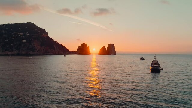 Alba sull'isola di Capri. il sole spunta tra i faraglioni.
Veduta aerea in una mattina d'estate.