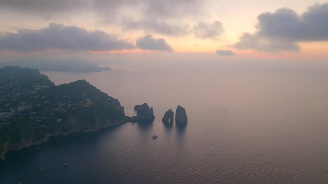 nuvole tra i faraglioni dell'isola di Capri. Italia, Golfo di Napoli.
Veduta aerea dell'escusiva isola più visitata al mondo.