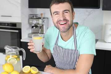 Man preparing a fresh lemonade at home