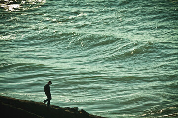 Obraz premium surfer on the way down to beach