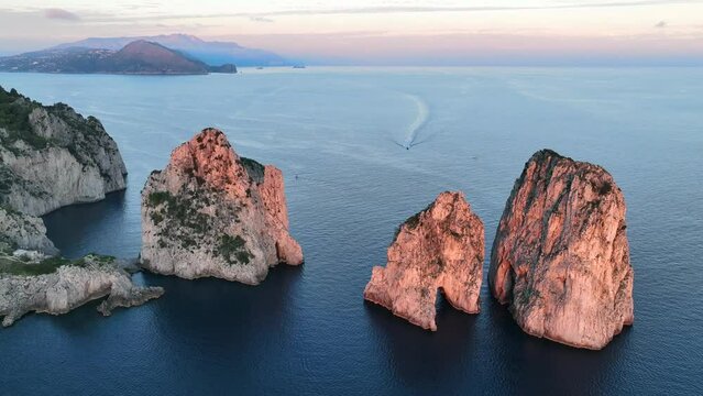 I famosi faraglioni dell'isola di Capri. Italia, Golfo di Napoli.
Veduta aerea dell'escusiva isola più visitata al mondo.