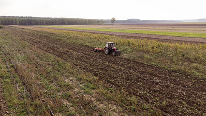 Obraz premium Tractor works the field. Photo from drone.
