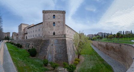 Obraz premium panorámica palacio de la aljaferia de zaragoza en la parte exterior