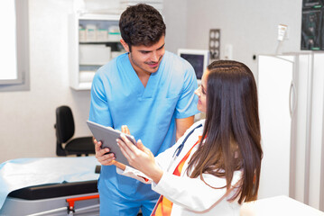 Obraz premium Medics with tablet in office