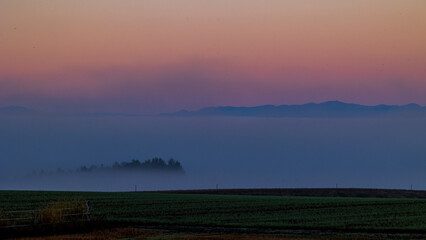 Obraz premium 雲海と山のシルエット ビーナスベルト 北海道