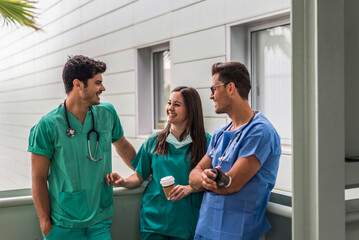Obraz premium Medics drinking coffee during break time in hospital
