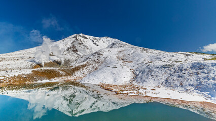 Fototapeta na wymiar 北海道　旭岳　雪の姿見の池　絶景