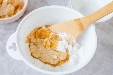 大福作り　粉と砂糖