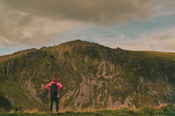 Obraz premium Girl on looking mountains, Wales