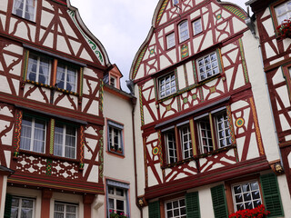 Fototapeta premium Historical and centuries-old half-timbered houses in the Moselle town of Bernkastel-Kues.
