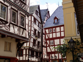 Fototapeta premium Historical and centuries-old half-timbered houses in the Moselle town of Bernkastel-Kues.