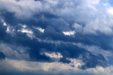 Obraz premium Large rain clouds in the sky over the sea.