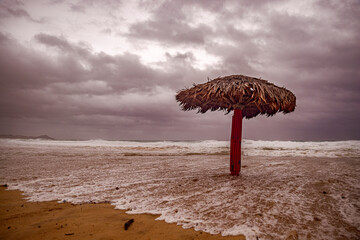 Fototapeta na wymiar Palapa esperando la lluvia cerca de la playa.