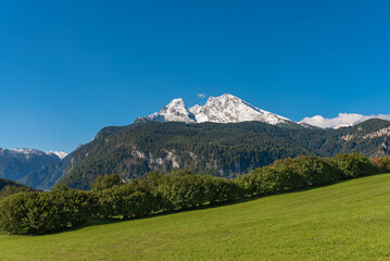 The Watzmann is the legendary central massif of the Berchtesgaden Alps. He has an altitude of 2713 m and is the third highest mountain in Germany. The massif includes several peaks